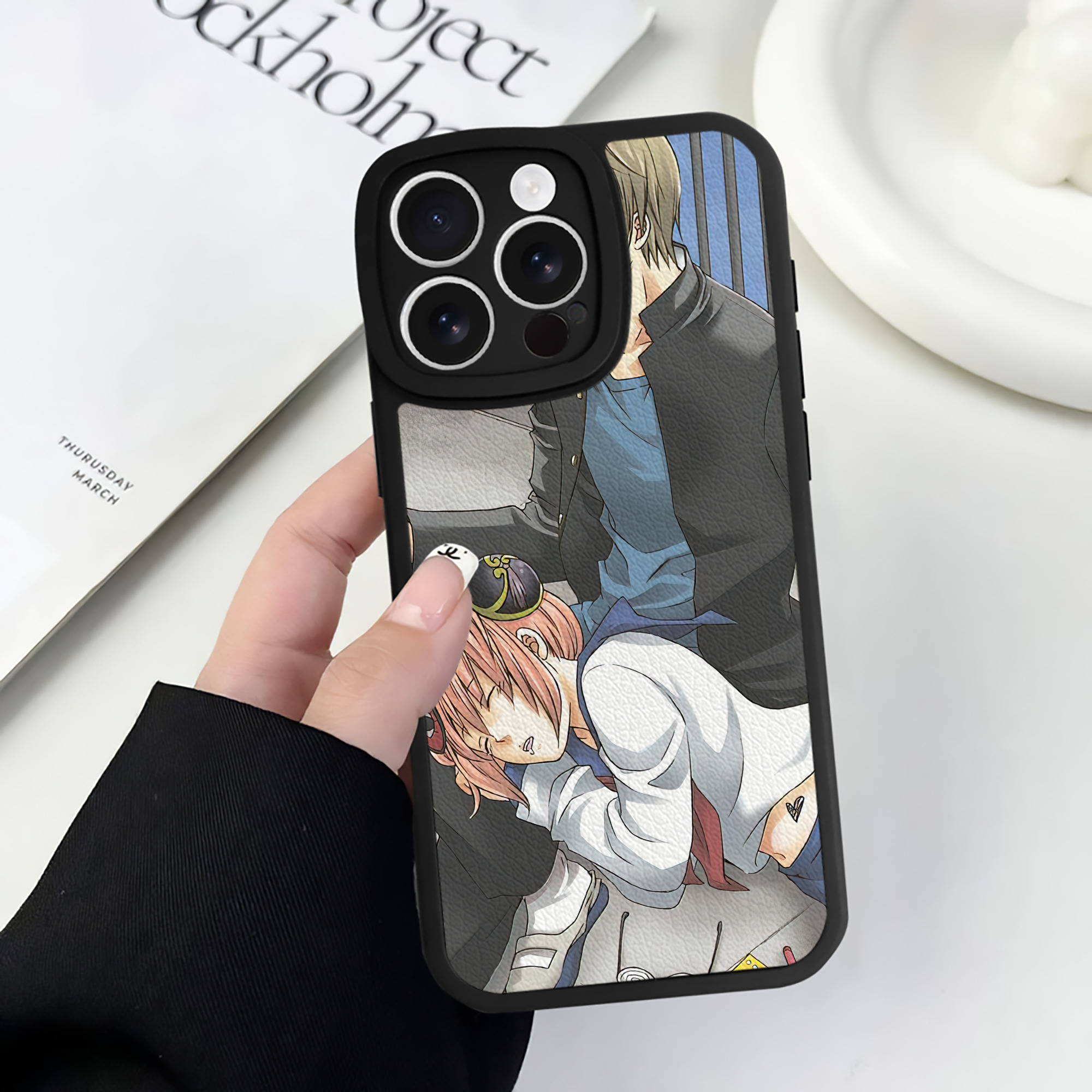 （画像用） ぎんたま 坂田銀時（さかたぎんとき） 神楽 志村新八（しむら しんぱち） GINTAMA Sakata Gintoki Kagura Shimura Shinpachi 【iPhone 16シリーズ対応】シリコンスマホケース（レザー調） 材質：シリコン